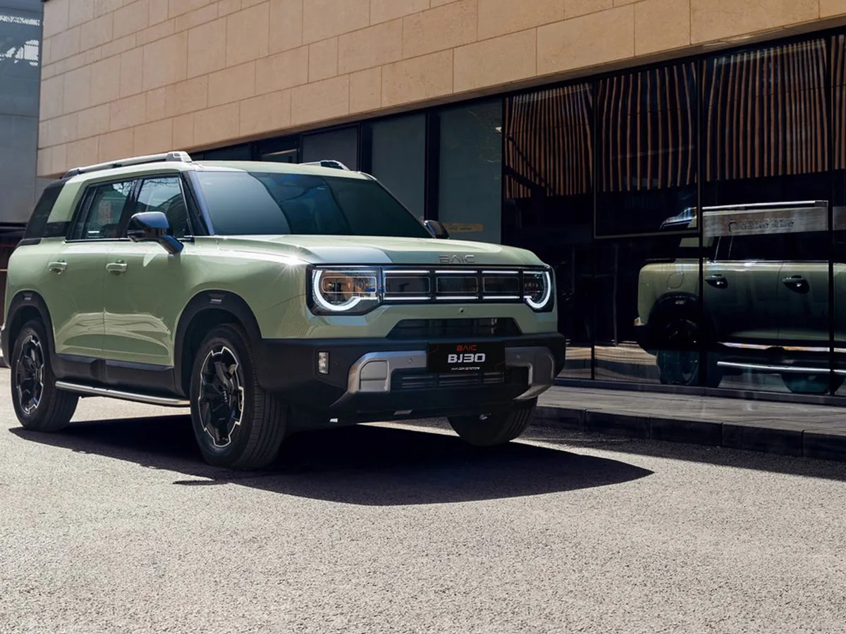 BAIC BJ30 Hybrid verde circulando en carretera