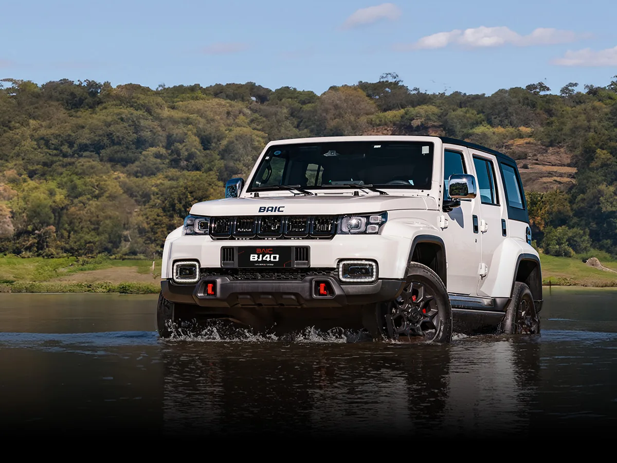 BAIC BJ40 negro 4x4 en un entorno de montaña y agua