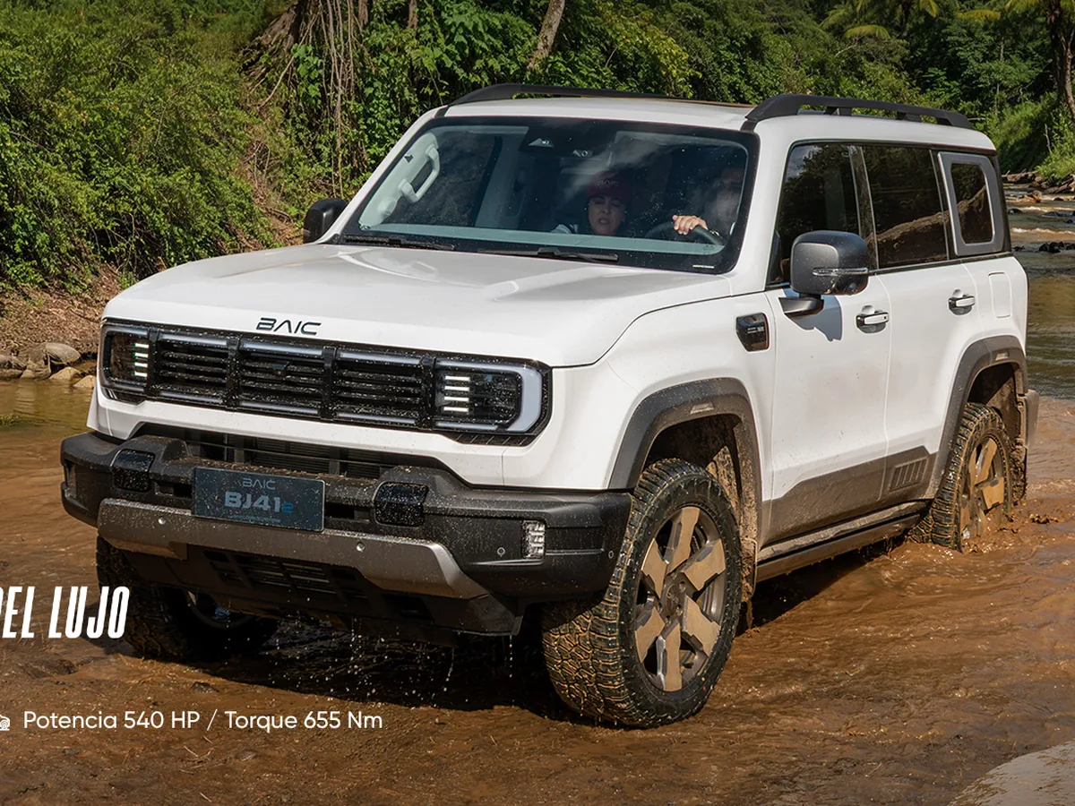 BAIC BJ41 REEV gris 4x4 junto a un lago y montañas