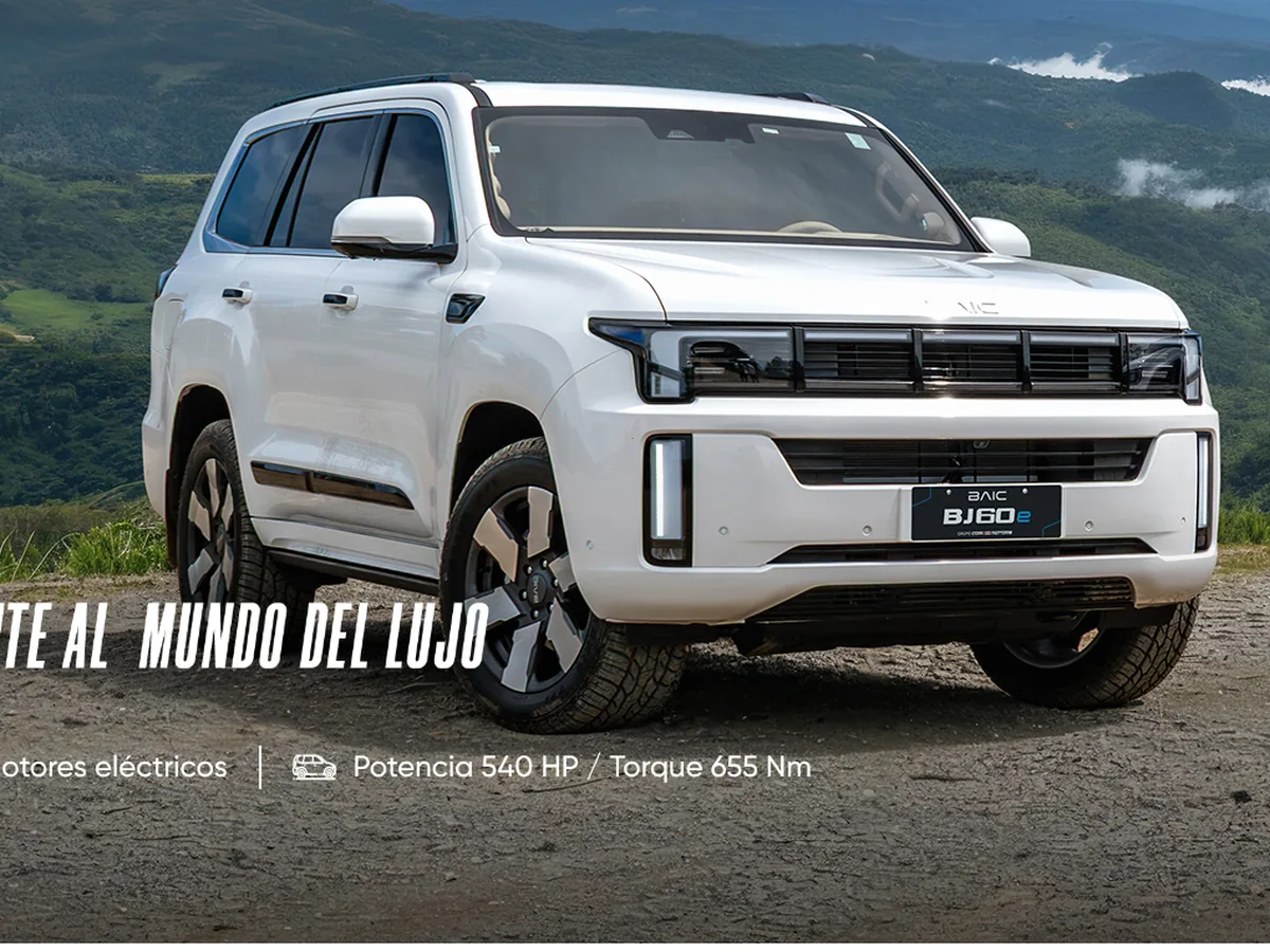 BAIC BJ60 REEV gris visto en tres cuartos sobre fondo claro