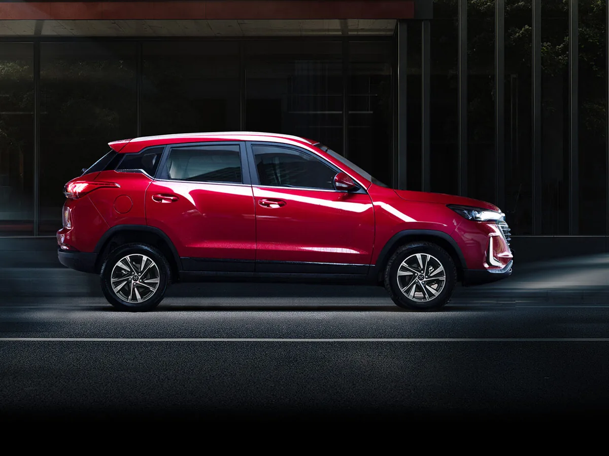 BAIC X35 rojo versión manual visto en tres cuartos sobre fondo claro