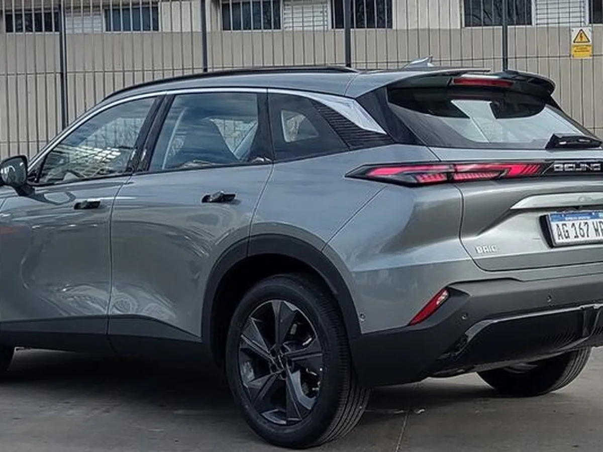 BAIC X55 REEV oscuro en una escena urbana nocturna